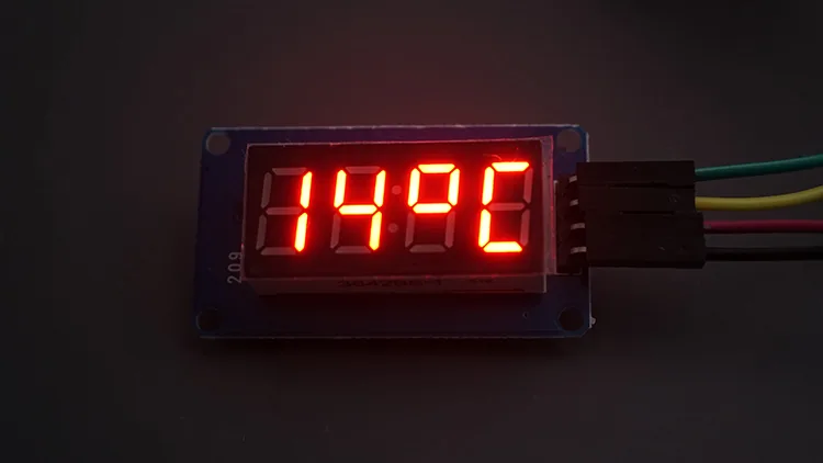 Display TM1637 mostrando 14 grados Celsius, la lectura en tiempo real de la WeatherAPI