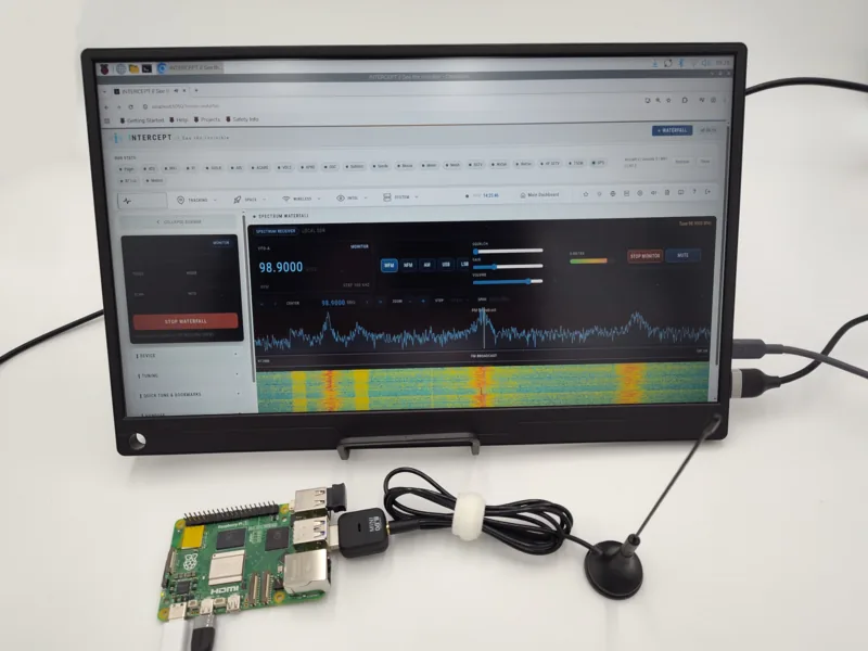 Raspberry Pi con iNTERCEPT en pantalla mostrando la cascada de espectro de una emisora FM