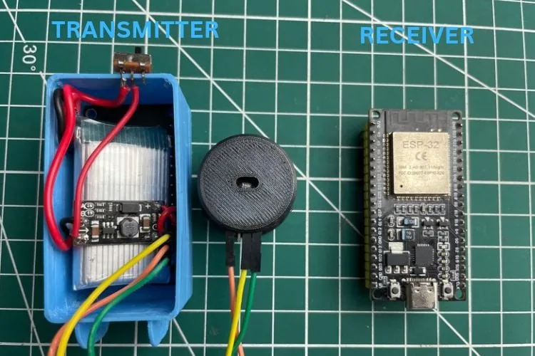 Hardware del proyecto: transmisor ESP32 con batería LiPo y elevador de voltaje en una caja impresa en 3D, y el receptor ESP32 al lado