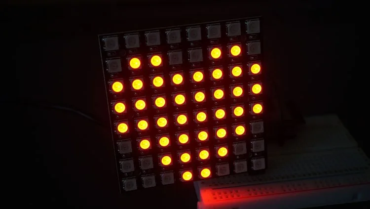 Matriz LED 8x8 WS2812B mostrando un corazón rojo con efecto de latido