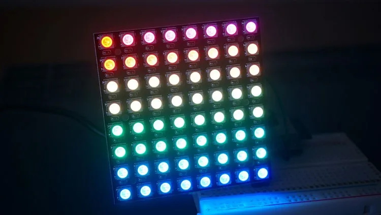 Matriz LED 8x8 WS2812B con efecto arcoíris controlada por ESP32