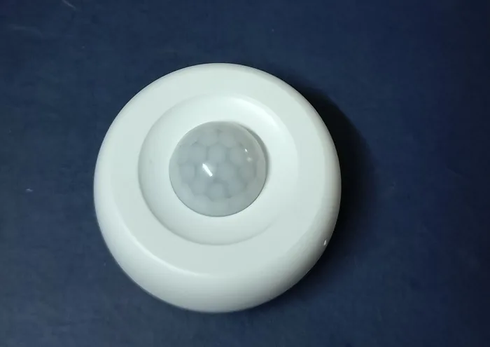 Sensor de movimiento con su lente Fresnel blanca tipo domo