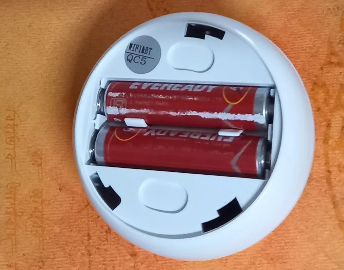 Compartimiento de pilas de una luz con sensor de movimiento comercial