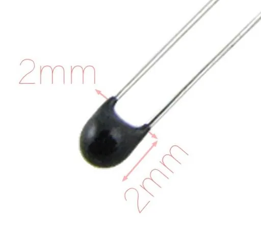 Termistor NTC 10K MF52 visto de cerca, la perlita negra mide unos 2mm