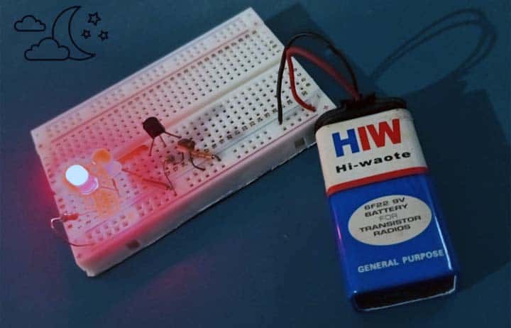 El mismo montaje en penumbra con un solo LED encendido, mostrando el modo nocturno