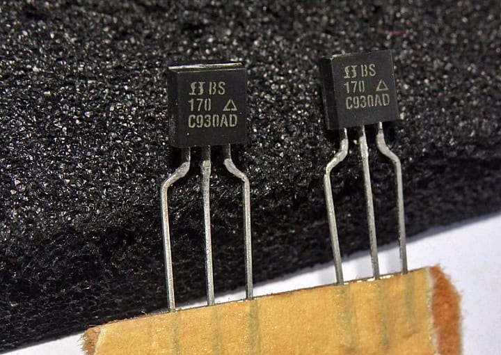 Dos MOSFET BS170 genuinos en encapsulado TO-92 con la marca BS 170 visible sobre espuma antiestática