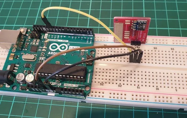 Arduino Uno en protoboard conectado al módulo transmisor RF por tres cables