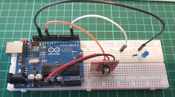 Arduino Uno en protoboard con el módulo receptor RF y un LED con resistencia como indicador