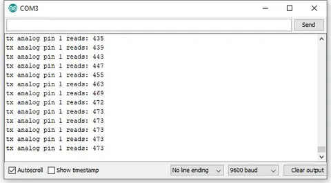 Monitor serial del IDE mostrando las lecturas del pin analógico recibidas por radio: 435, 439, 443...
