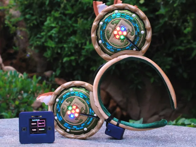 Orejas terminadas con los anillos NeoPixel montados y el control remoto azul a un costado