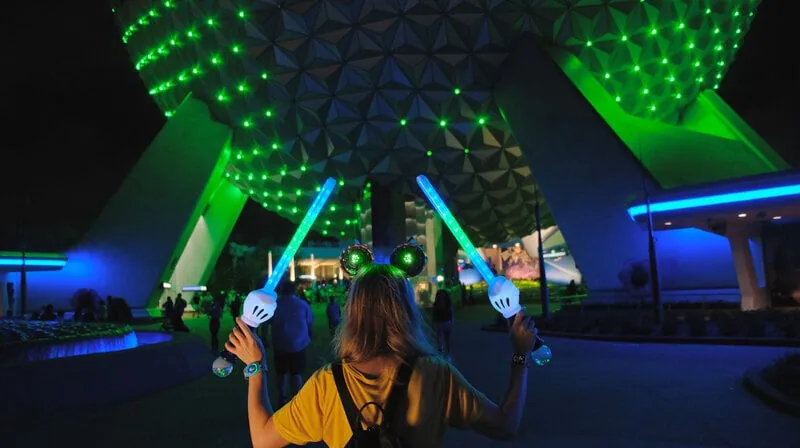 Orejas con NeoPixel iluminadas durante un show nocturno en un parque Disney