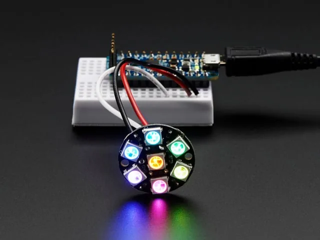 Anillo NeoPixel Jewel de 7 LEDs RGB encendido con colores arcoiris