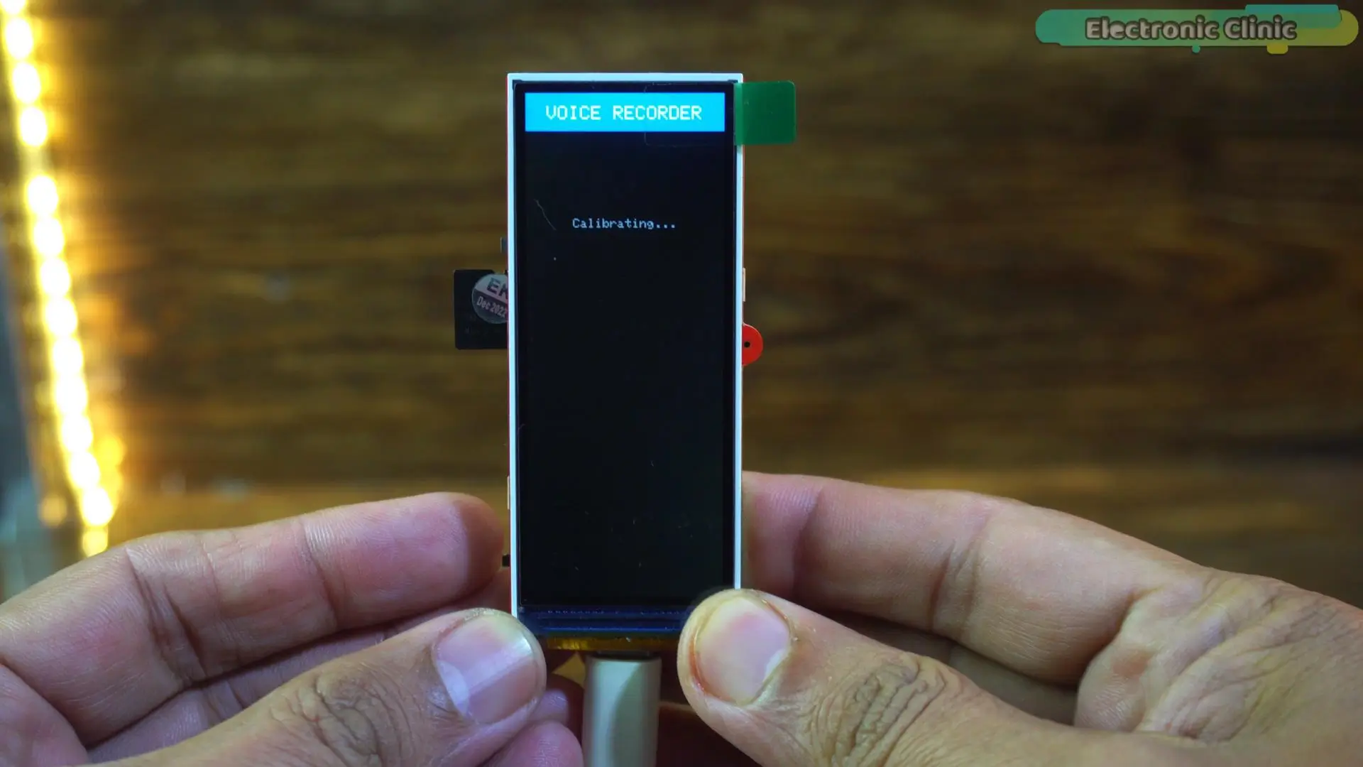 Pantalla TFT mostrando "Calibrating..." al encender la grabadora de voz ESP32-S3