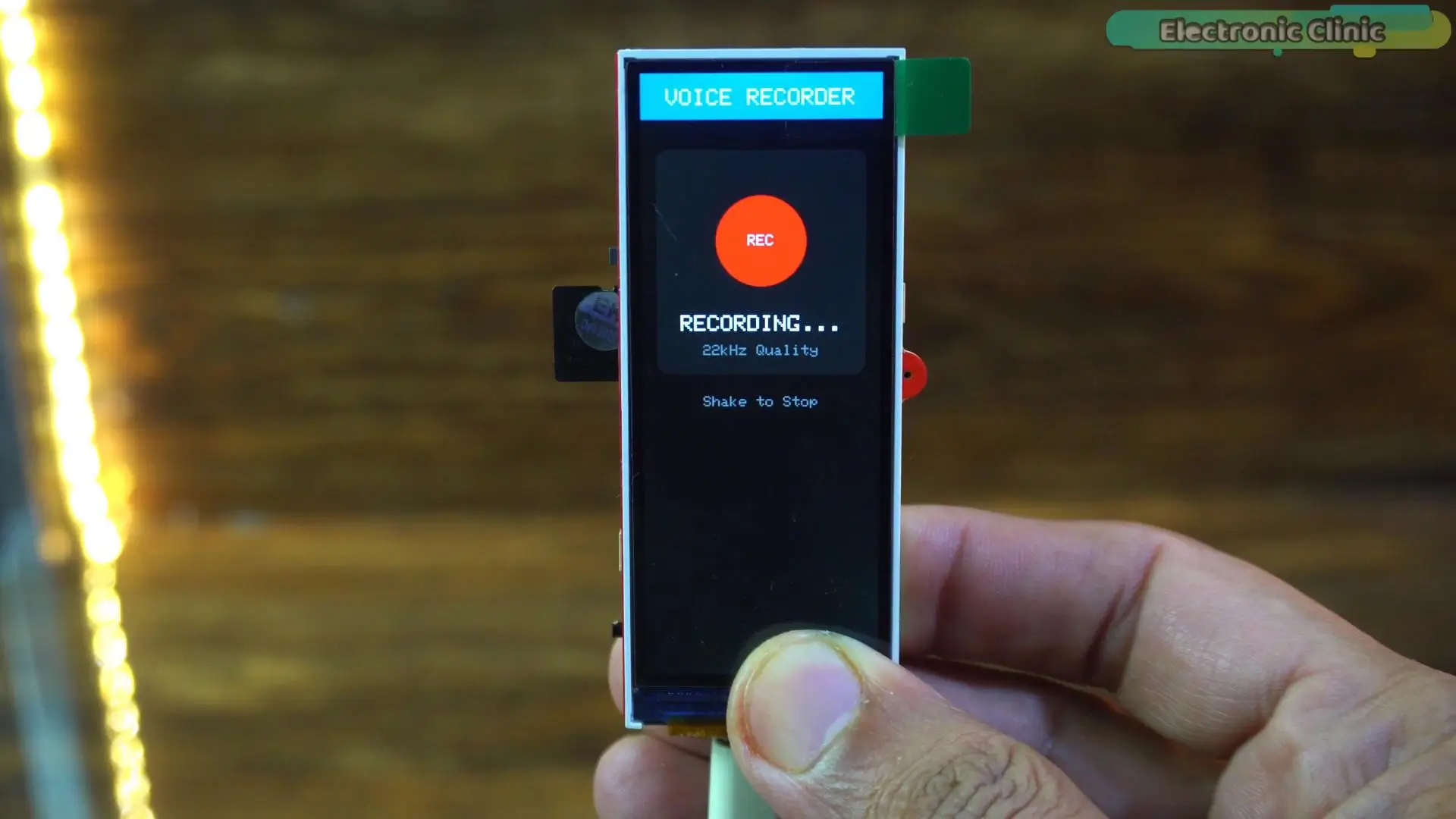 Pantalla RECORDING roja de la grabadora ESP32-S3 con el círculo REC y calidad 22kHz