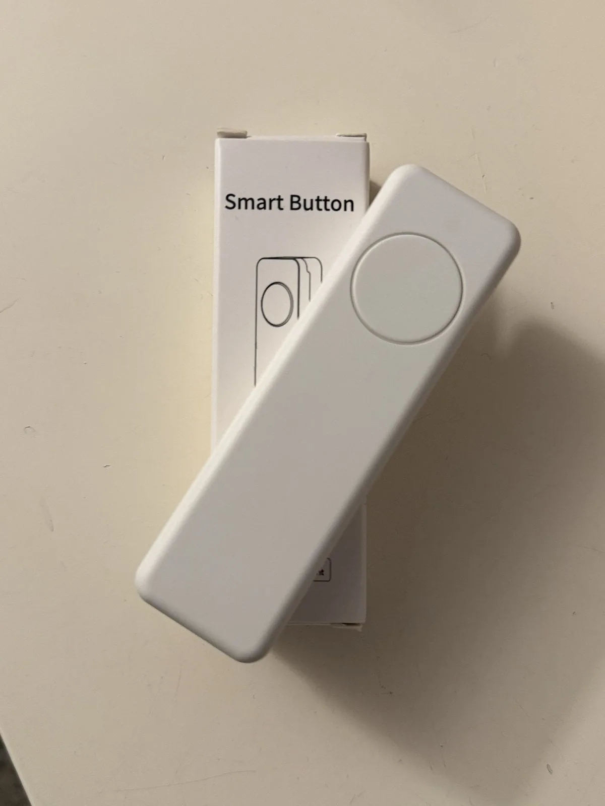 Botón Zigbee Smart Button de ThirdReality, con su tecla redonda y la caja al lado