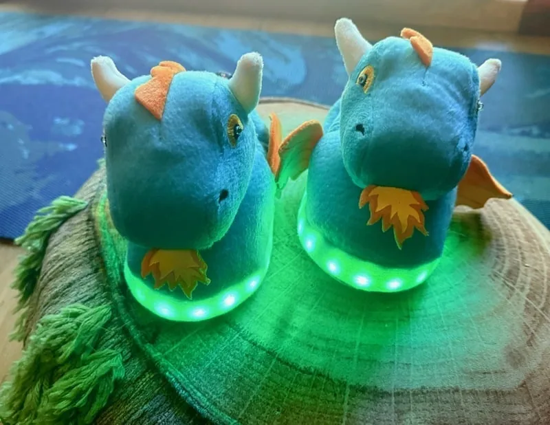 Pantuflas de dragón terminadas iluminándose de verde desde la suela