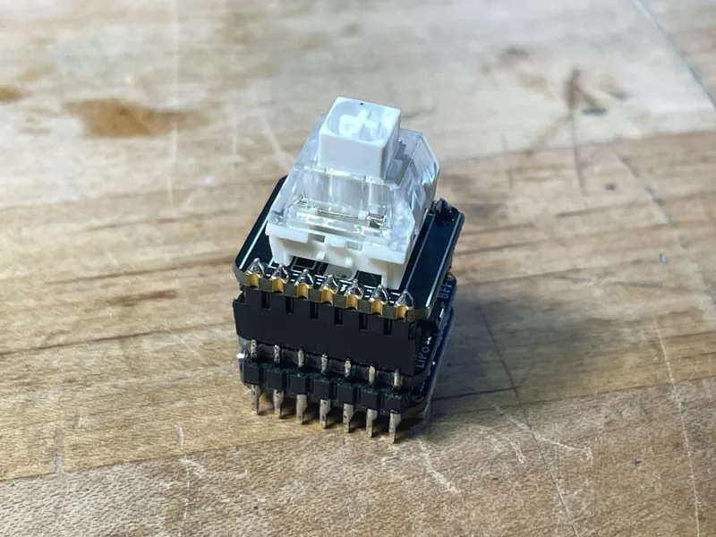 Stack completo: QT Py, LiPoly BFF y NeoKey BFF con el switch transparente arriba