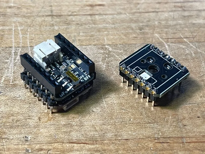 Placa NeoKey BFF y placa LiPoly Charger BFF con sus pines soldados