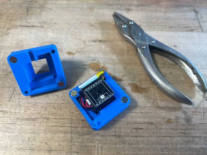 Carcasa azul impresa con los cuatro imanes en las esquinas y la electrónica dentro de la base