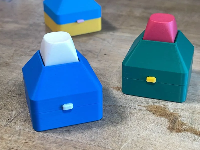 Tres unidades terminadas del One Key en distintos colores con sus keycaps MX