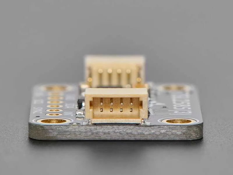 Vista del breakout TSL2585 y sus conectores STEMMA QT para I2C