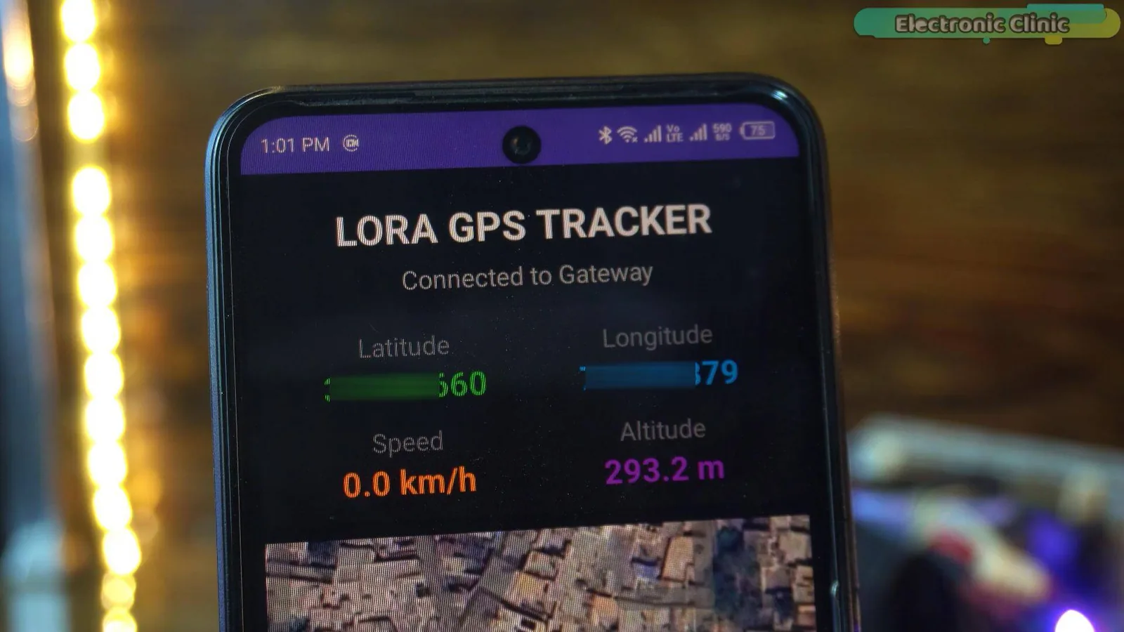 Interfaz de la app móvil mostrando los datos GPS en vivo del rastreador