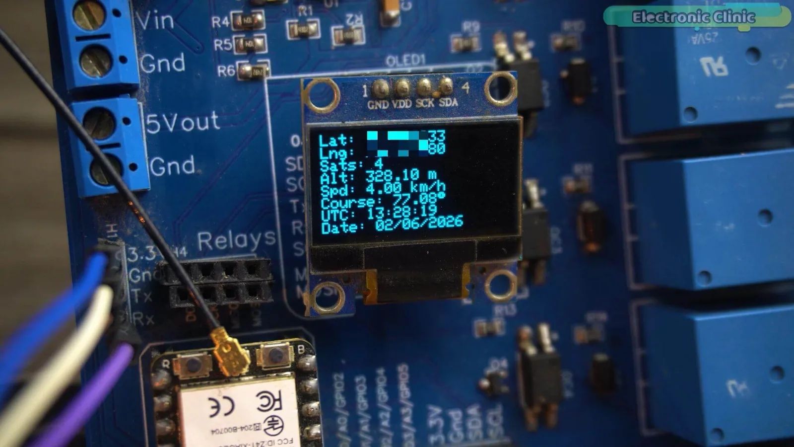 Rastreador GPS mostrando en la pantalla OLED el estado del GPS en tiempo real