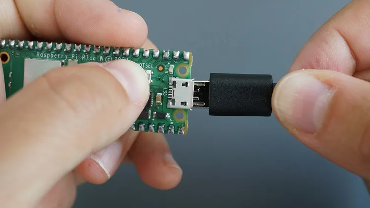 Raspberry Pi Pico en modo bootloader conectada por USB