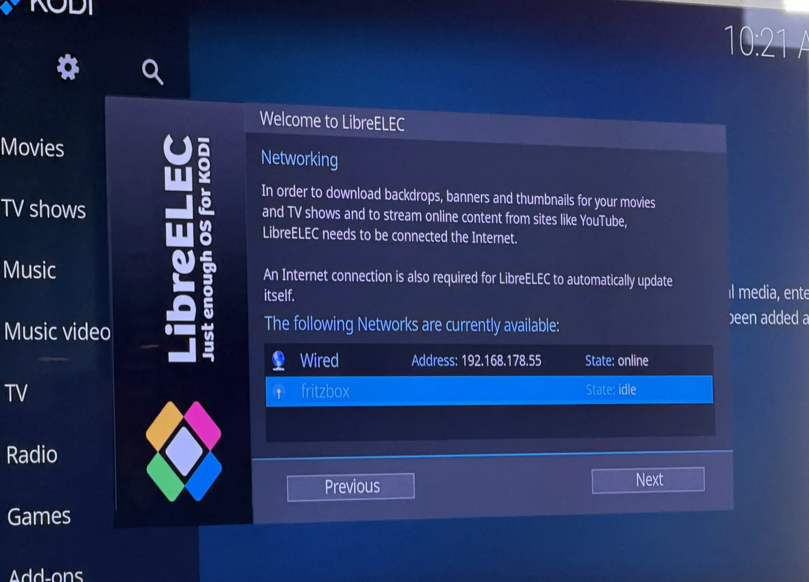 Página de red del asistente de LibreELEC, con la conexión LAN activa y una red WiFi disponible