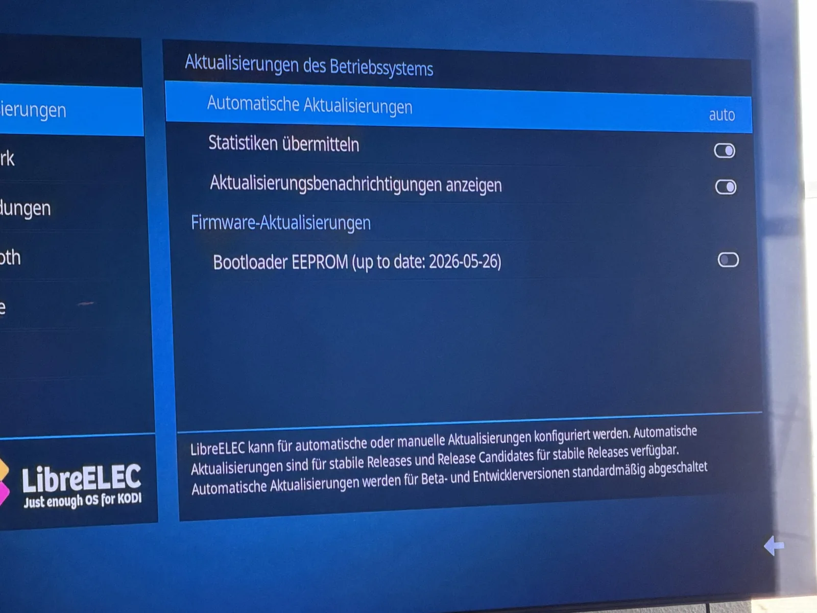Ajustes de LibreELEC, sección Actualizaciones, con las actualizaciones automáticas y la EEPROM del bootloader
