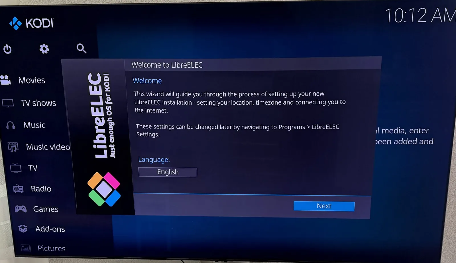 Primera pantalla del asistente de LibreELEC en el televisor, con la selección de idioma