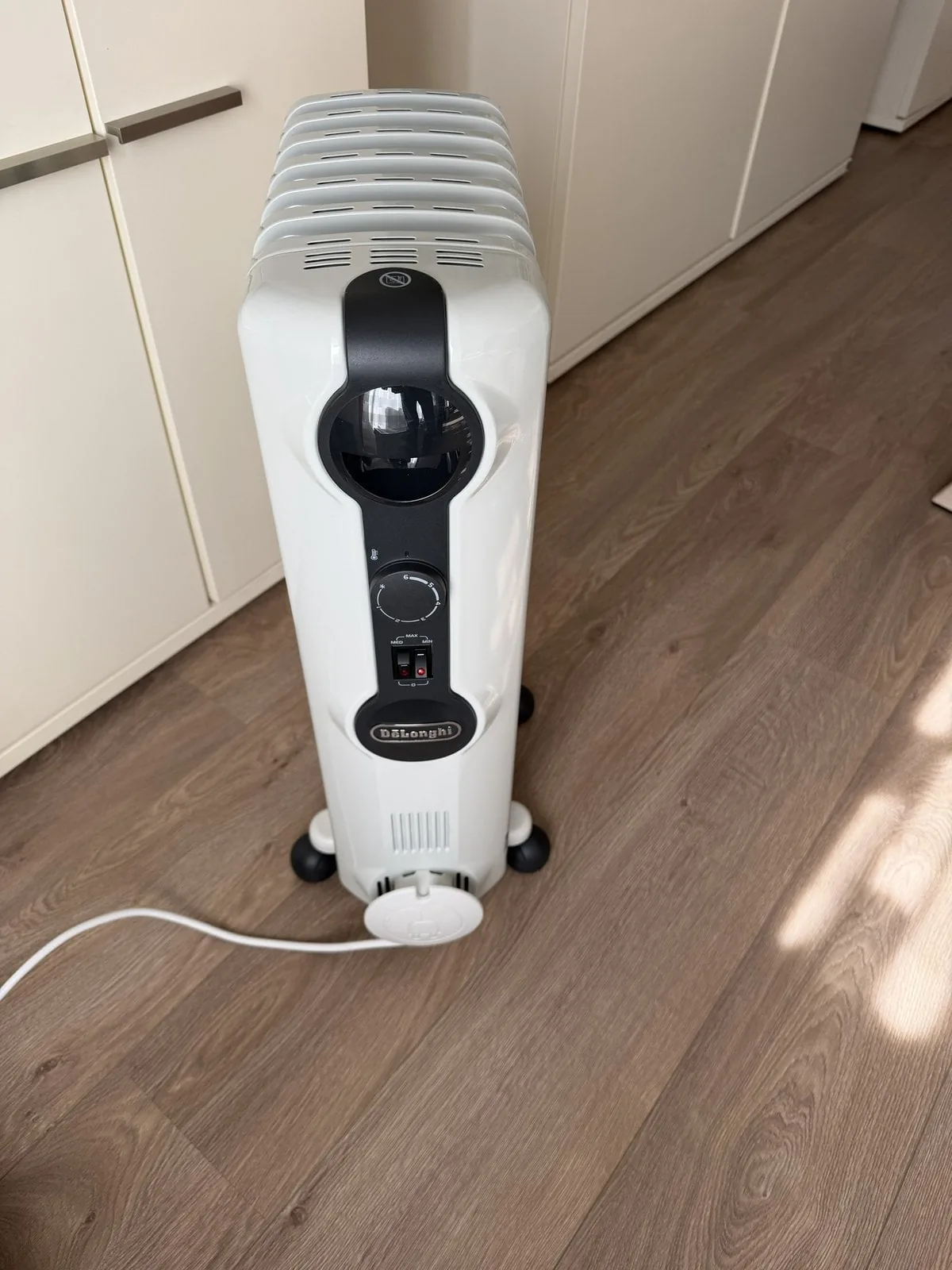 Panel de control de la De'Longhi Radia S con la perilla del termostato mecánico y dos interruptores basculantes para los niveles MIN, MED y MAX
