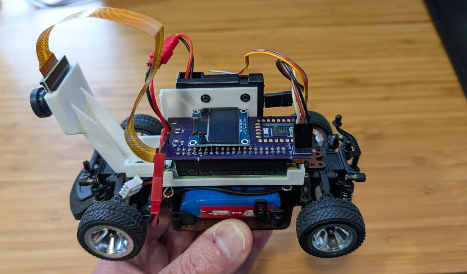 Donkeycar en un auto RC escala 1:28: manejo autónomo con red neuronal