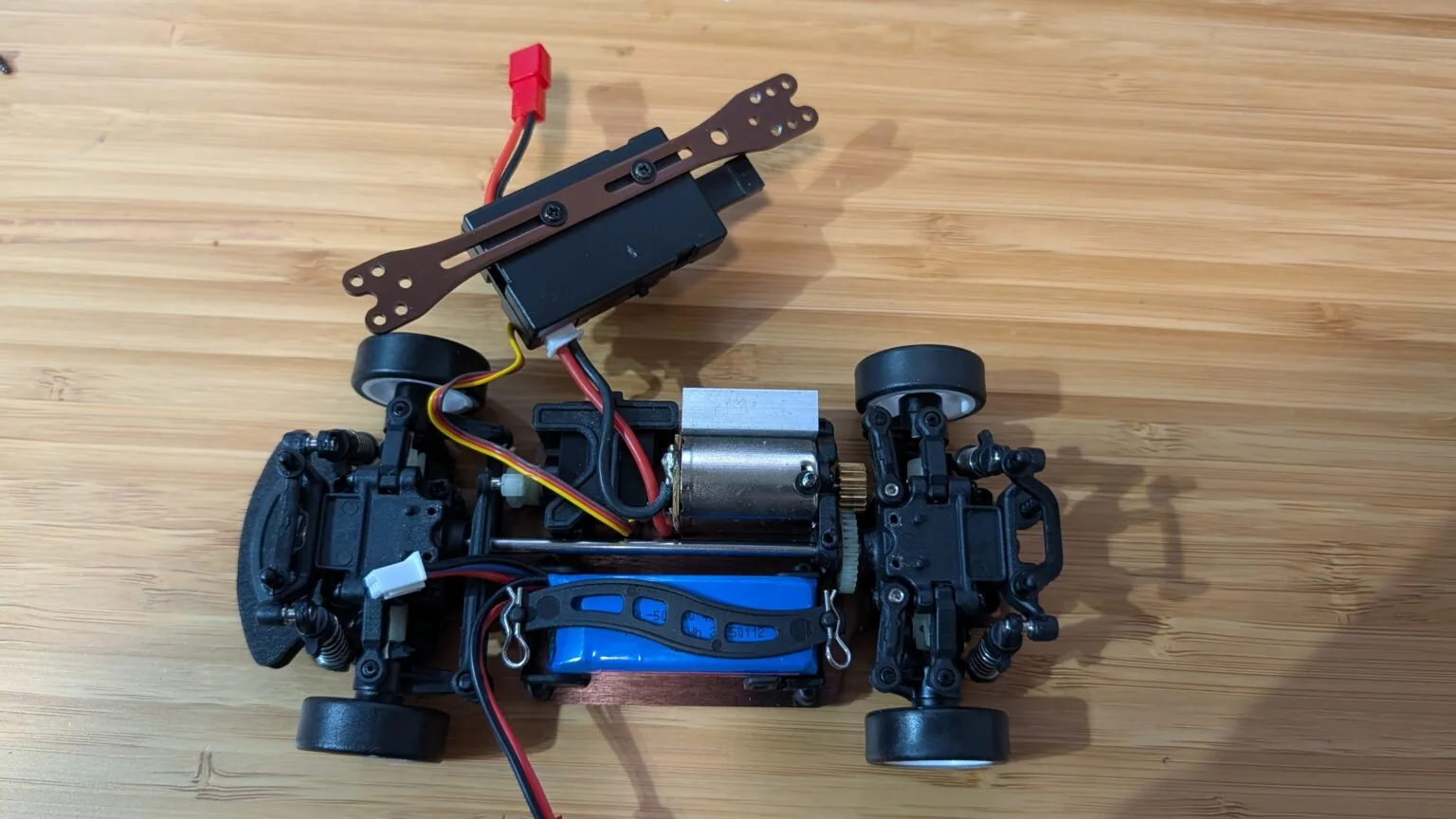 Viga central retirada y receptor RC liberado del chasis del auto
