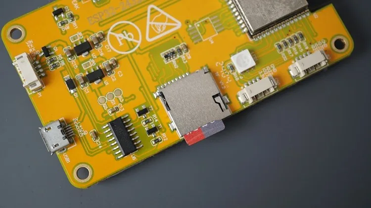 Vista trasera de la placa ESP32 CYD con la ranura microSD y el conector USB