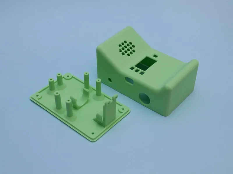 Piezas de la carcasa impresas en 3D: cuerpo principal y tapa con soportes para los componentes