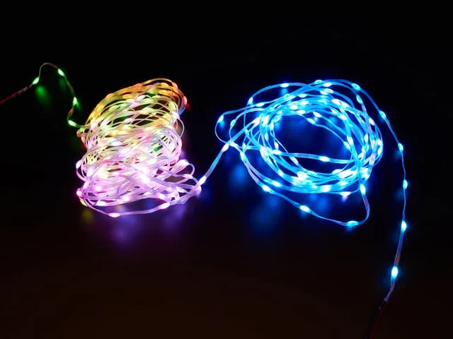 Tira de LEDs direccionables encendida en colores