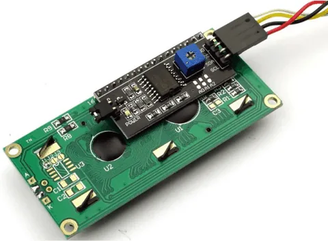 Módulo serial I2C soldado en la parte trasera de una pantalla LCD 16x2