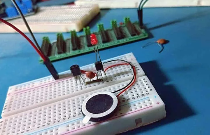 Montaje del oscilador en protoboard con los dos transistores y el parlante
