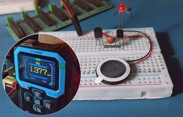 Prueba en protoboard con multimetro mostrando 1.377 kHz de frecuencia
