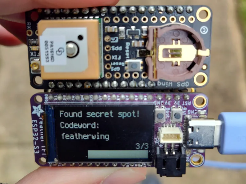 La variante GPS revela en la pantalla Found secret spot y un codeword cuando el receptor llega a las coordenadas correctas