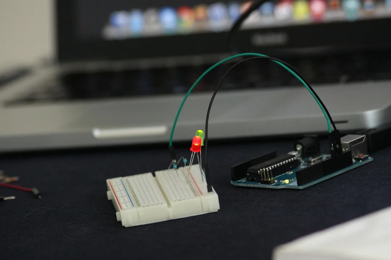 Dos LEDs en protoboard, cada uno con su resistencia