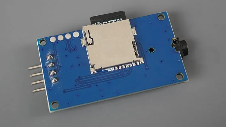 Parte trasera del módulo YX5300 con la tarjeta microSD insertada