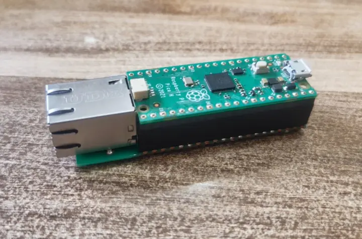 Raspberry Pi Pico H insertada en el HAT Ethernet WIZnet W5100S