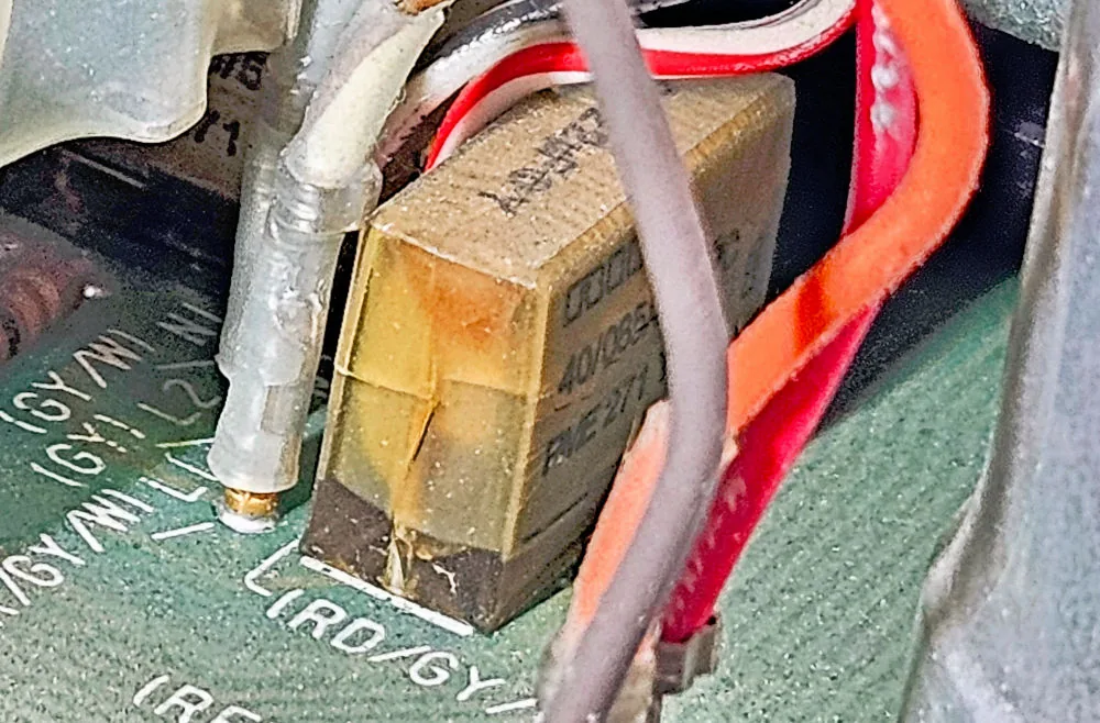Capacitor RIFA agrietado que muestra signos de falla inminente