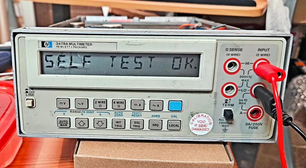 HP 3478A tras su llegada, mostrando daños físicos pero funcionando correctamente