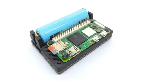 Pi-Ener-lite montada bajo un Raspberry Pi Zero