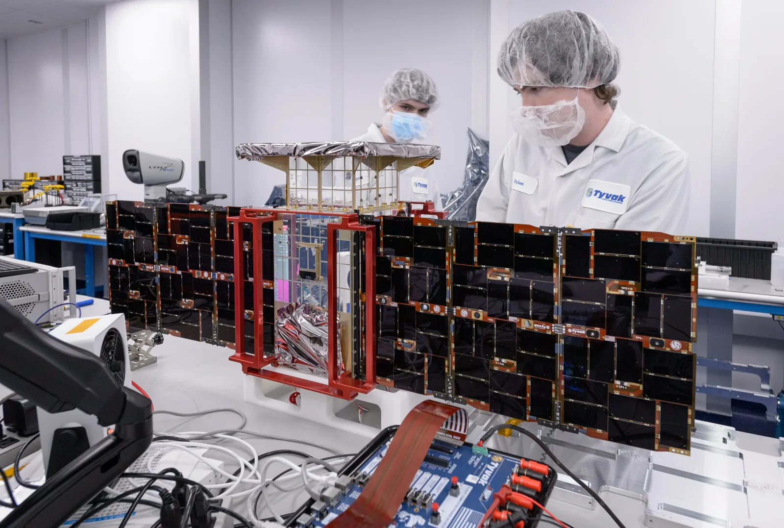 Integración de paneles solares en la sonda CAPSTONE en Tyvak Nano-Satellite Systems