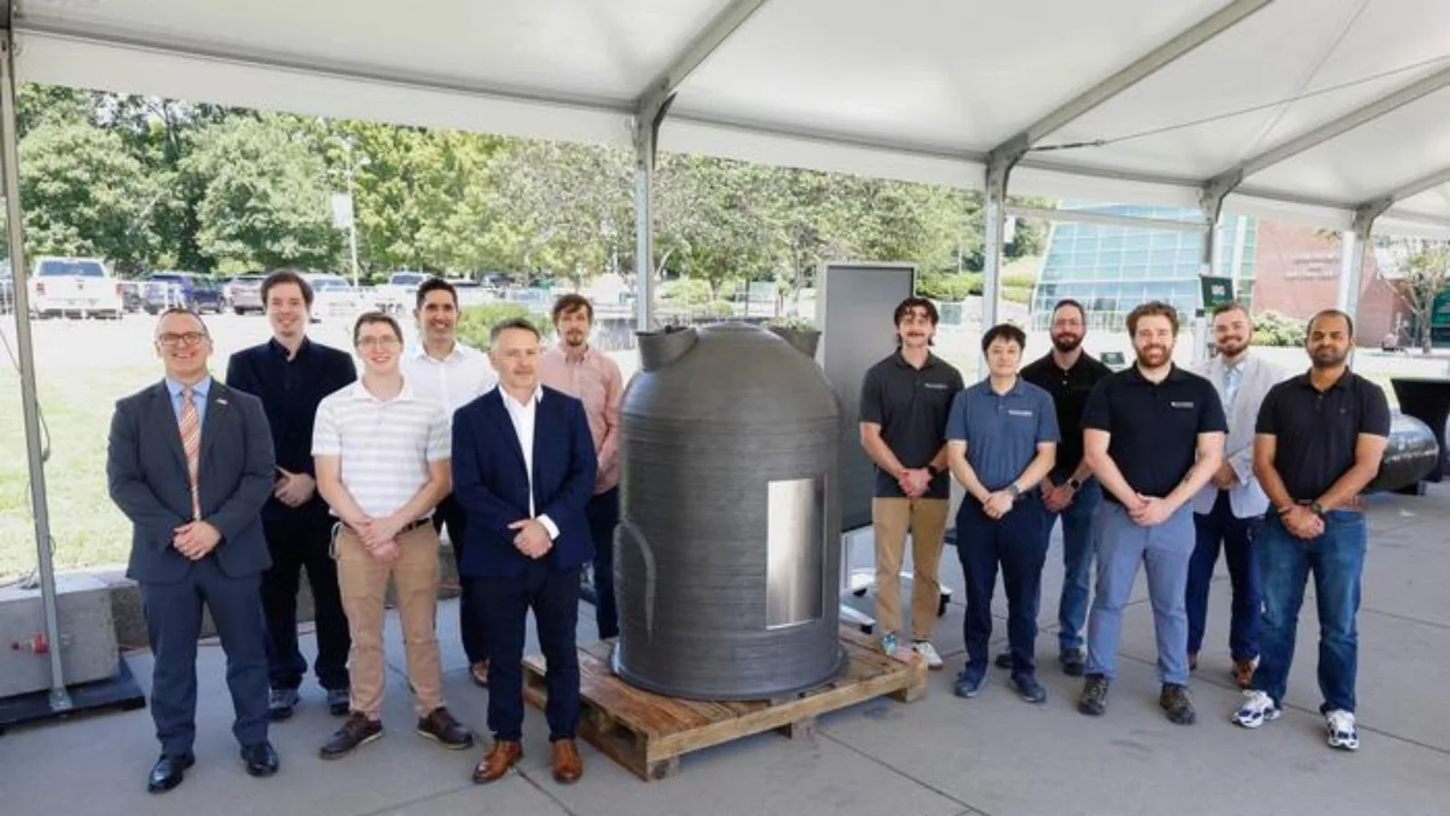 Investigadores del ORNL con un recipiente a presión de acero de 3x5 pies fabricado mediante manufactura aditiva multirrobot.