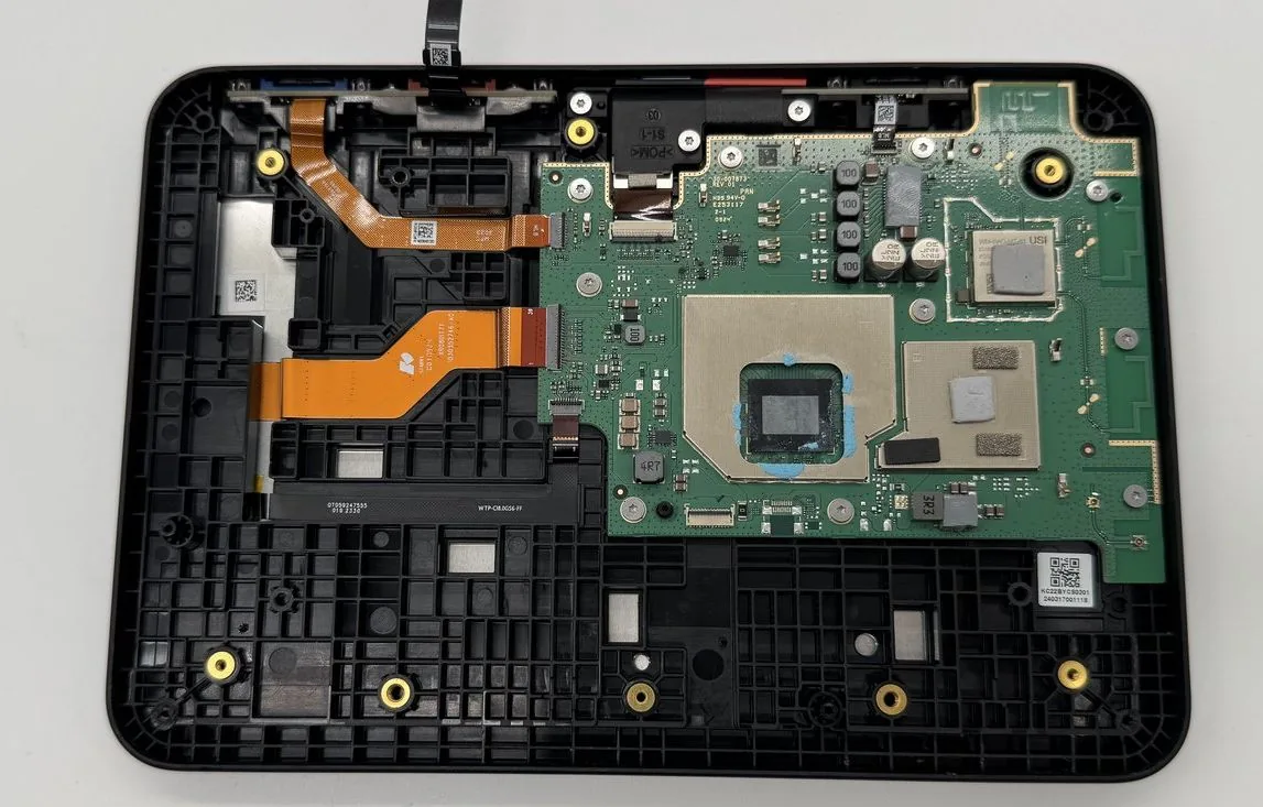 Hackean el Amazon Echo Show 8 soldando directo a la eMMC